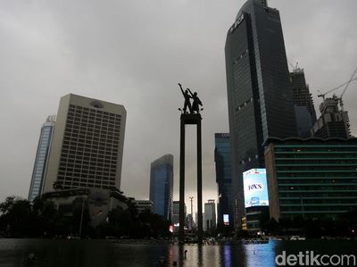 Hujan dan Awan Gelap Selimuti Ibu Kota di Puncak Musim Kemarau