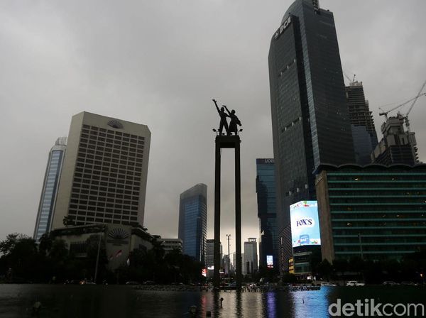 Hujan dan Awan Gelap Selimuti Ibu Kota di Puncak Musim Kemarau