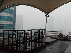 Hujan Petir dan Langit Gelap, Pengendara di Jakarta Harus Waspada