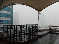 Hujan Petir dan Langit Gelap, Pengendara di Jakarta Harus Waspada