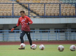 Cerita Kiper Persib Dampingi Anak Belajar Online