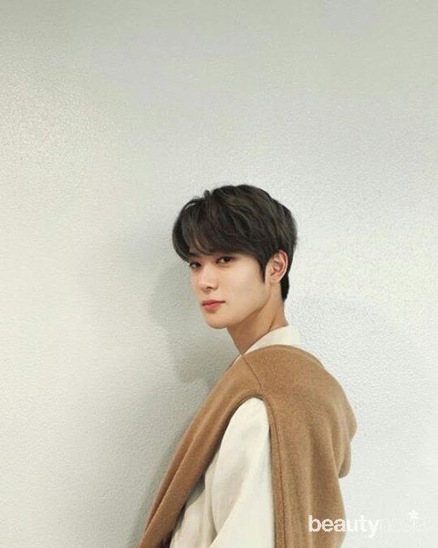 Sebelumnya bernama Jung Jaehyun kemudian diganti menjadi Yoon Oh.