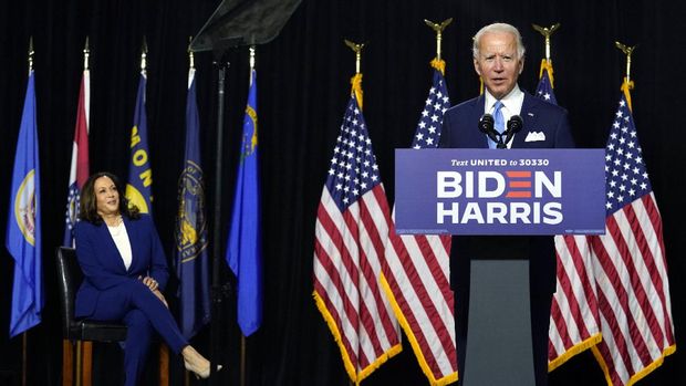 Democratic presidential candidate former Vice President Joe Biden speaks as his running mate Sen. Kamala Harris, D-Calif., listens during a news conference at Alexis Dupont High School in Wilmington, Del., Wednesday, Aug. 12, 2020. (AP Photo/Carolyn Kaster)