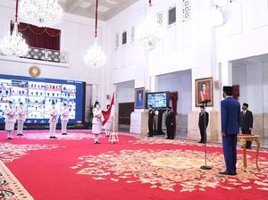 Paskibraka Pembawa Baki Saat Upacara Penurunan Bendera: Sylvia dari Sumut Paskibraka Pembawa Baki Saat Upacara Penurunan Bendera: Sylvia dari Sumut