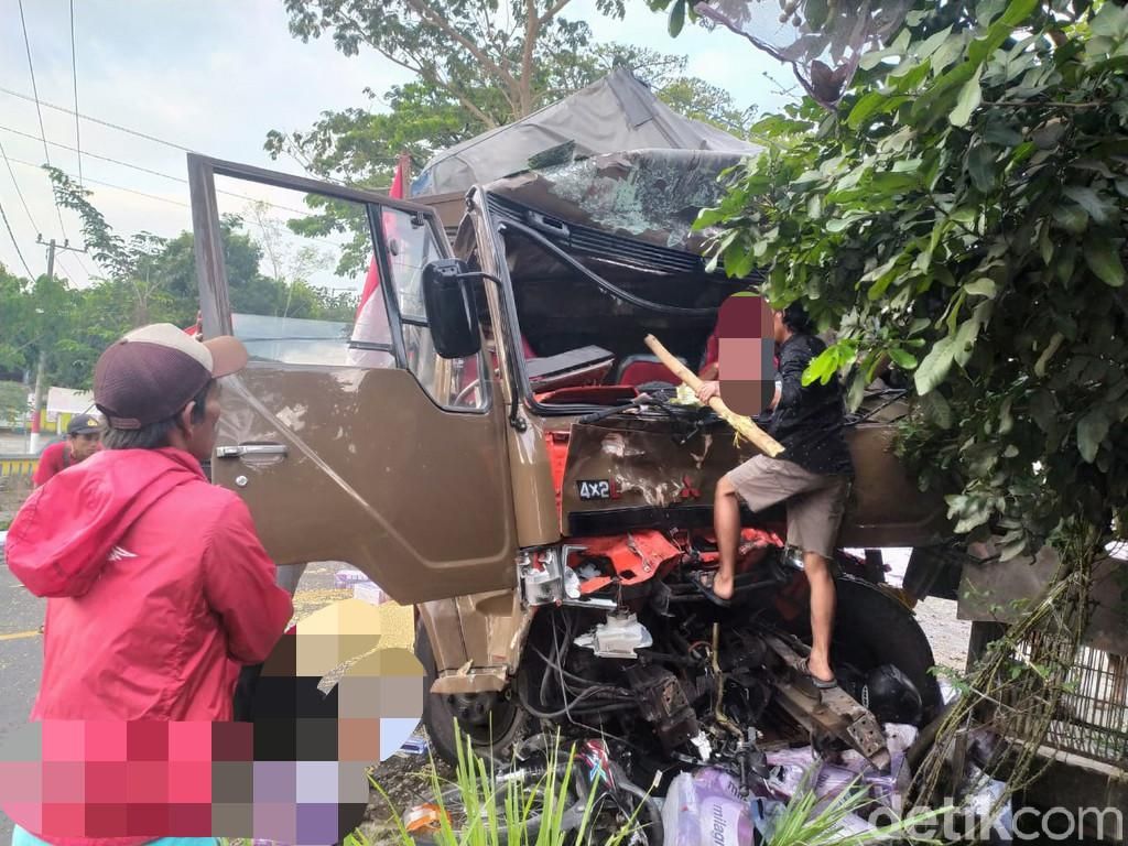 Polisi Amankan Sopir Truk Rem Blong yang Tewaskan 5 Orang di Jember Polisi Amankan Sopir Truk Rem Blong yang Tewaskan 5 Orang di Jember