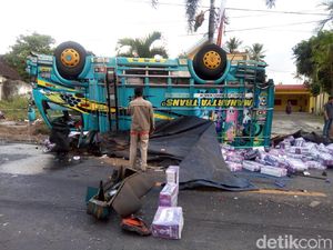 Tiga Truk Tabrakan Beruntun di Tol Cipularang, Dua Orang Tewas