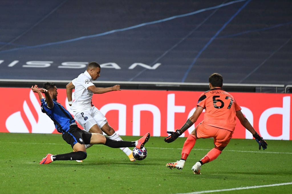 LISBON, PORTUGAL - AUGUST 12: Kylian Mbappe of Paris Saint-Germain shoots as Marco Sportiello of Atalanta attempts to save during the UEFA Champions League Quarter Final match between Atalanta and Paris Saint-Germain at Estadio do Sport Lisboa e Benfica on August 12, 2020 in Lisbon, Portugal. (Photo by David Ramos/Getty Images)