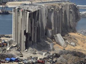 Hakim Lebanon Terbitkan 5 Surat Perintah Penangkapan Atas Kasus Ledakan Beirut Hakim Lebanon Terbitkan 5 Surat Perintah Penangkapan Atas Kasus Ledakan Beirut