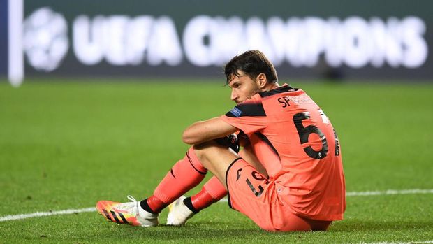 LISBON, PORTUGAL - AUGUST 12: Marco Sportiello of Atalanta reacts to defeat after the UEFA Champions League Quarter Final match between Atalanta and Paris Saint-Germain at Estadio do Sport Lisboa e Benfica on August 12, 2020 in Lisbon, Portugal. (Photo by David Ramos/Getty Images)