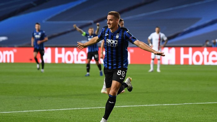 LISBON, PORTUGAL - AUGUST 12: Mario Pasalic of Atalanta celebrates after scoring his teams first goal during the UEFA Champions League Quarter Final match between Atalanta and Paris Saint-Germain at Estadio do Sport Lisboa e Benfica on August 12, 2020 in Lisbon, Portugal. (Photo by David Ramos/Getty Images)