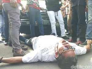 Perjuangan Andi di Sulsel Pindahkan Makam Istri, Kali Ini Baring di Jalan Raya Perjuangan Andi di Sulsel Pindahkan Makam Istri, Kali Ini Baring di Jalan Raya