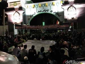 Massa Tolak Tambang Pasir Akan Nginap hingga Bertemu Gubernur, Ada Bawa Bayi