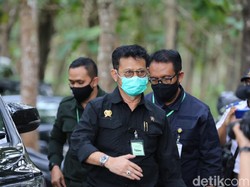 Kalung Antivirus Corona Nempel di Baju Mentan Saat Berkunjung ke Blitar