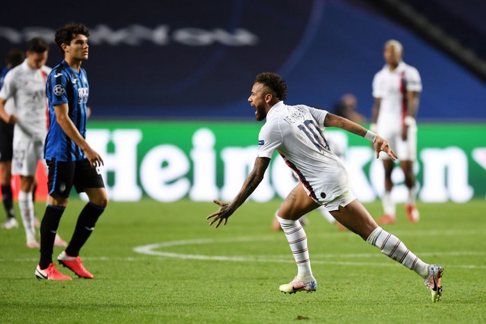 LISBON, PORTUGAL - AUGUST 12: Neymar of Paris Saint-Germain celebrates victory after the UEFA Champions League Quarter Final match between Atalanta and Paris Saint-Germain at Estadio do Sport Lisboa e Benfica on August 12, 2020 in Lisbon, Portugal. (Photo by David Ramos/Getty Images)