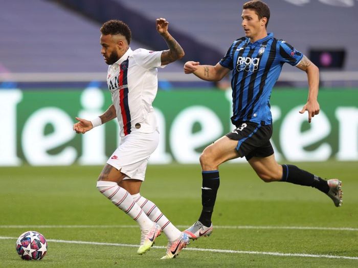 Neymar Paris Saint-Germains Brazilian forward Neymar (L) runs with the ball but miss to score nextto Atalantas Italian defender Mattia Caldara during the UEFA Champions League quarter-final football match between Atalanta and Paris Saint-Germain at the Luz Stadium in Lisbon on August 12, 2020. (Photo by RAFAEL MARCHANTE / POOL / AFP)