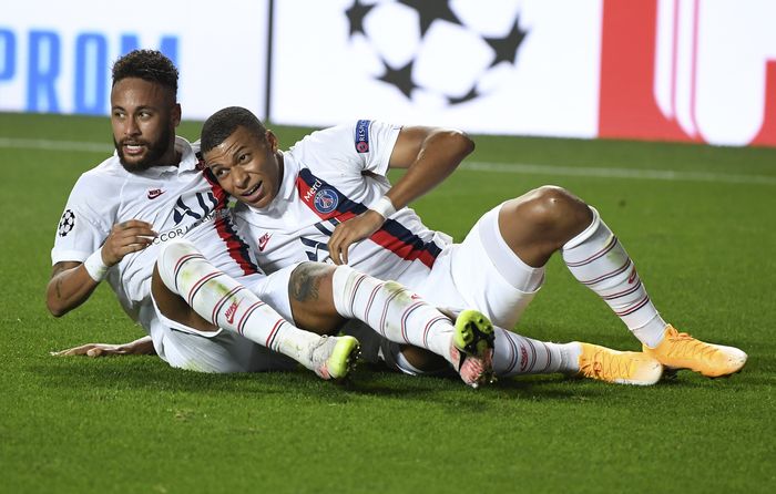 neymar kylian mbappe paris saint-germain liga champions atalanta vs psg PSGs Neymar, left, celebrates with Kylian Mbappe after teammate Eric Maxim Choupo-Moting scored his teams second goal during the Champions League quarterfinal match between Atalanta and PSG at Luz stadium, Lisbon, Portugal, Wednesday, Aug. 12, 2020. (David Ramos/Pool Photo via AP)