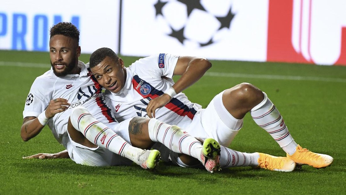 Neymar dan Kylian Mbappe, dua pemain termahal PSG, merayakan gol ke gawang Atalanta di perempatfinal Liga Champions. (Foto: David Ramos/Pool Photo via AP)