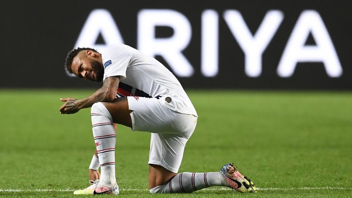 LISBON, PORTUGAL - AUGUST 12: Neymar of Paris Saint-Germain reacts during the UEFA Champions League Quarter Final match between Atalanta and Paris Saint-Germain at Estadio do Sport Lisboa e Benfica on August 12, 2020 in Lisbon, Portugal. (Photo by David Ramos/Getty Images)