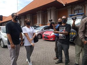 Jenguk Jerinx di Polda Bali, Nora Alexandra Bawakan Buku-Nasi Hainan Jenguk Jerinx di Polda Bali, Nora Alexandra Bawakan Buku-Nasi Hainan