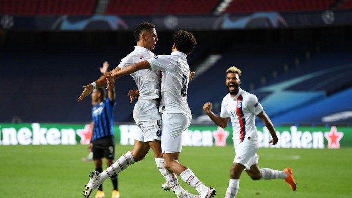 LISBON, PORTUGAL - AUGUST 12: Marquinhos of Paris Saint-Germain celebrates after scoring his teams first goal during the UEFA Champions League Quarter Final match between Atalanta and Paris Saint-Germain at Estadio do Sport Lisboa e Benfica on August 12, 2020 in Lisbon, Portugal. (Photo by David Ramos/Getty Images)