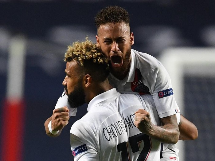 Paris Saint-Germains Cameroon forward Eric Maxim Choupo-Moting (front) celebrates with Paris Saint-Germains Brazilian forward Neymar after scoring a goal during the UEFA Champions League quarter-final football match between Atalanta and Paris Saint-Germain at the Luz Stadium in Lisbon on August 12, 2020. (Photo by David Ramos / POOL / AFP)