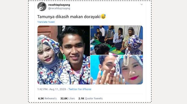 Pasangan nikah dengan busana Doraemon