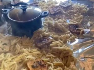 Makan Pasta Langsung Di Atas Meja, Wanita Ini Dikecam Netizen