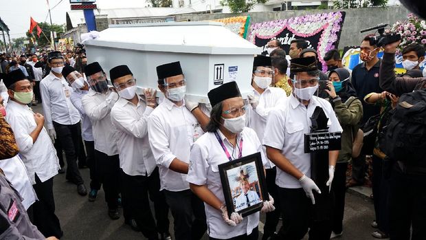 Petugas mengusung peti jenazah anggota KPU Yakuhimo, Papua almarhum Hendry Jovinski saat proses pemakaman di Rewulu Wetan, Sidokarto, Godean, Sleman, Yogyakarta, Kamis (13/8/2020). Henry Jovinski meninggal dunia diduga menjadi korban pembunuhan oleh orang tak dikenal, pada Selasa (11/8) sore di Papua. ANTARA FOTO/Andreas Fitri Atmoko/wsj.