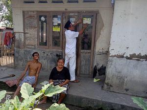 Cegah Bantuan Ganda, Penerima Bansos di Kabupaten Serang Dipasang Stiker