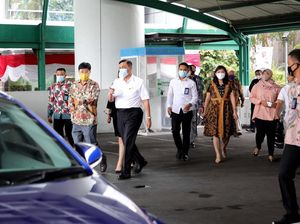 Kunjungi Pabrik Mobil Listrik di Bekasi, Luhut: Membanggakan!