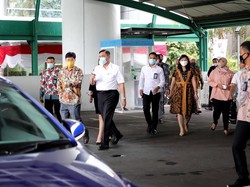 Kunjungi Pabrik Mobil Listrik di Bekasi, Luhut: Membanggakan!