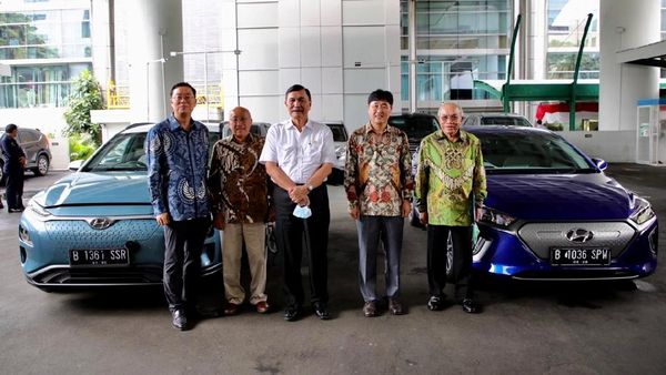 Penampakan Mobil Listrik yang Diparkir di Kantor Luhut
