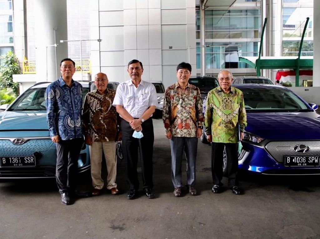 Penampakan Mobil Listrik yang Diparkir di Kantor Luhut Penampakan Mobil Listrik yang Diparkir di Kantor Luhut