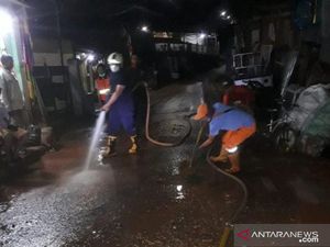 Kali di Pasar Rebo Sempat Meluap Akibat Hujan, Endapan Lumpur Dibersihkan