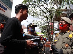 Tak Pakai Masker, Warga Bandung Dihukum Nyanyi Lagu Nasional
