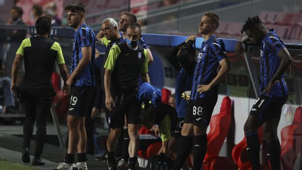 Atalanta players react during the Champions League quarter-final soccer match between Atalanta and Paris Saint-Germain, at the Luz stadium in Lisbon, Portugal, Wednesday, Aug. 12, 2020. PSG won 2-1. (Rafael Marchante/Pool via AP)