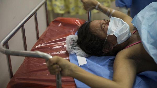 Potret Persalinan Pasien COVID-19 yang Bikin Haru di Peru