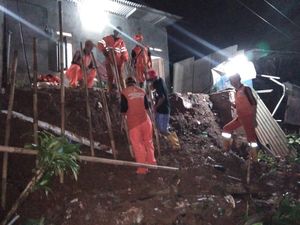 1 Rumah di Lenteng Agung Jaksel Terbawa Longsor Akibat Hujan Deras