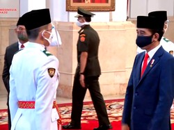 Momen Jokowi Kukuhkan Delapan Anggota Paskibraka 2020