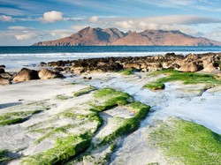 Dicari: Penduduk Ramah yang Mau Tinggal di Pulau Indah Skotlandia