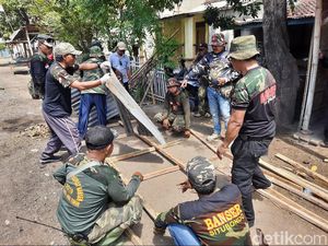 Puluhan Rumah Rusak Akibat Aksi Brutal Oknum PSHT Mulai Diperbaiki Puluhan Rumah Rusak Akibat Aksi Brutal Oknum PSHT Mulai Diperbaiki