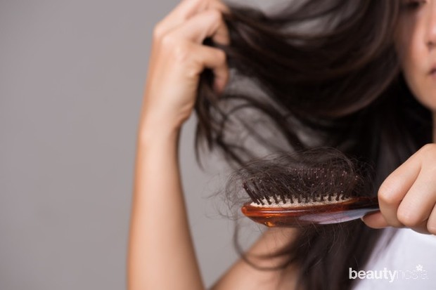 Cat rambut dapat membuat rambut mudah rontok.