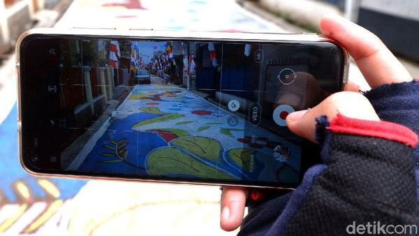 Sambut HUT RI, Jalan di Kampung Ini Dihias Warna-warni