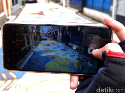 Sambut HUT RI, Jalan di Kampung Ini Dihias Warna-warni