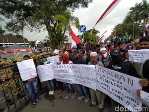Panitia-Calon Kades Desak Pilkades di Ciamis Tetap Digelar 15 Agustus Panitia-Calon Kades Desak Pilkades di Ciamis Tetap Digelar 15 Agustus