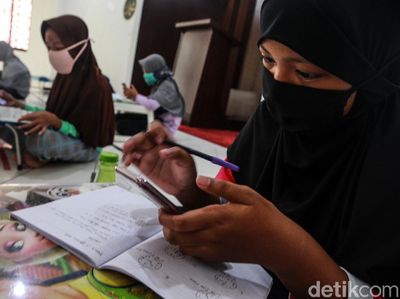 Foto Semangat Anak-anak Belajar Online di Masjid