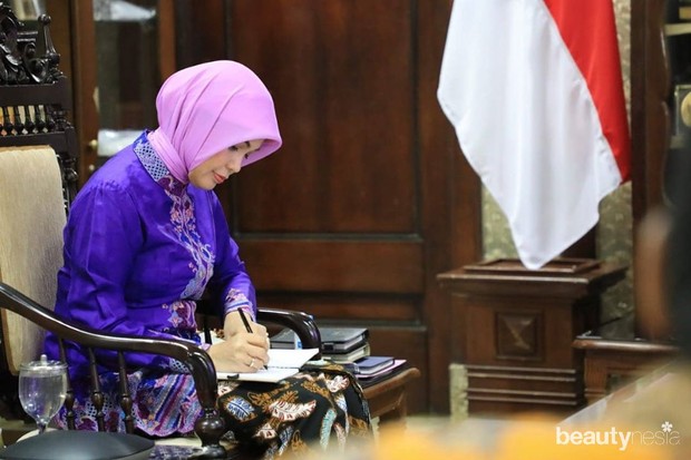 Koleksi foto istri Ganjar Pranowo Gurbernur Jawa Tengah, Siti Atikoh yang cantik memakai kebaya.