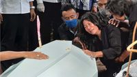 Tangis Ibunda Henry Jovinski Pecah di Pemakaman Anaknya
