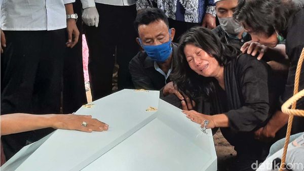 Tangis Ibunda Henry Jovinski Pecah di Pemakaman Anaknya