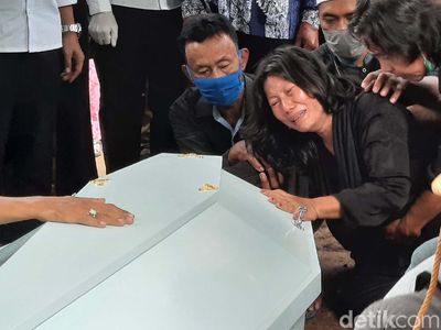 Tangis Ibunda Henry Jovinski Pecah di Pemakaman Anaknya